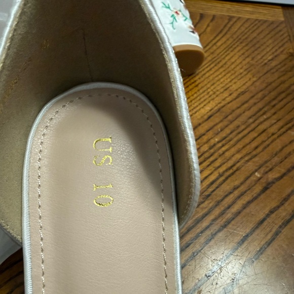 Allegra K White Embroidered Sandals. Size 10 - Picture 6 of 8
